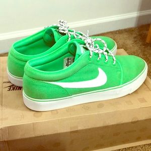 Nike Toki Low TXT Poison Green